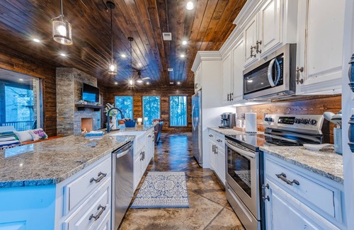 Broken Bow Cabin | 360 GORGEOUS VIEWS of Quachita Forest: Private Cabin Sleeps 14!