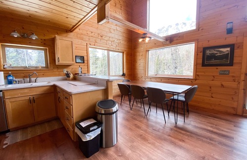Cooper Landing Cabin | 360 mountain views- Cozy cabin with room for all
