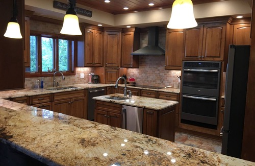 Gatlinburg - Pigeon Forge Cabin | 360 Mtn Top Views! Gated,Private Pool House, Theatre,Pinball,Golden Tee, Hot Tub