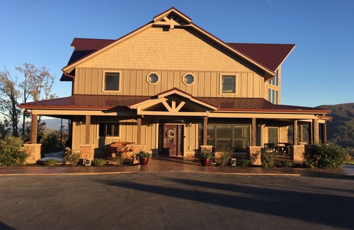 Gatlinburg - Pigeon Forge Cabin | 360 Mtn Top Views! Gated,Private Pool House, Theatre,Pinball,Golden Tee, Hot Tub