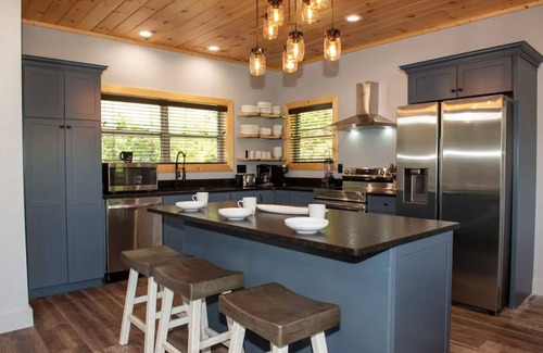 Wears Valley Cabin | 3600sq ft Large Cabin/POOL Community/Views/5-bdrm/Ample Parking/Hottub/King beds