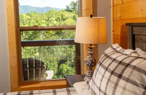 Wears Valley Cabin | 3600sq ft Large Cabin/POOL Community/Views/5-bdrm/Ample Parking/Hottub/King beds