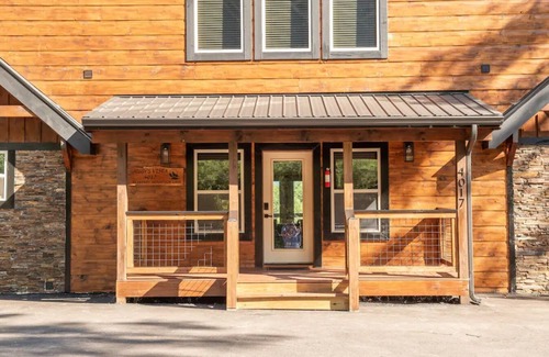 Wears Valley Cabin | 3600sq ft Large Cabin/POOL Community/Views/5-bdrm/Ample Parking/Hottub/King beds