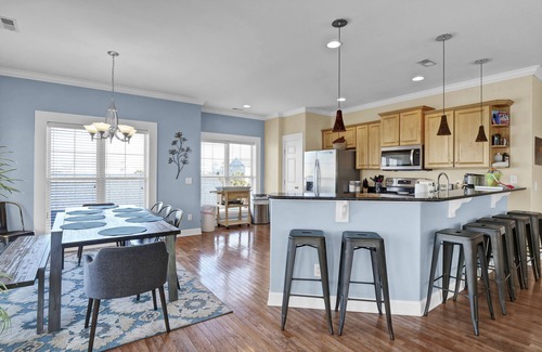 North Carolina Coast Condo | 3600sqft, 5bath, 5br, 11 bed, elevator, <600ft to beach, between ocean and canal