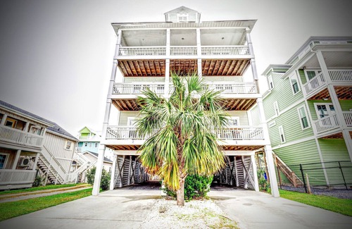 North Carolina Coast Condo | 3600sqft, 5bath, 5br, 11 bed, elevator, <600ft to beach, between ocean and canal
