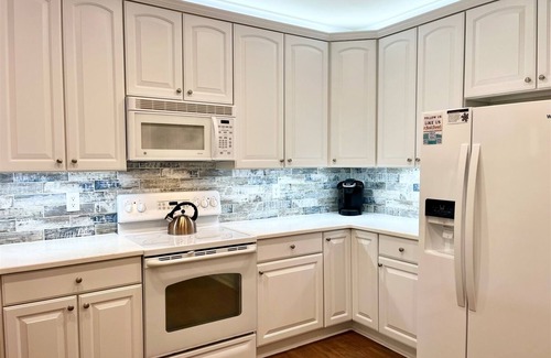 Sunset Island Condo | 37 Fountain Drive West 2B * FREE Linens & Towels * Beach Cart, Wi-Fi, Smart TVs