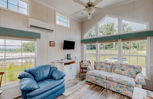 Hendersonville Cottage | 37 m² Cabin ∙ 1 bedroom ∙ 6 guests