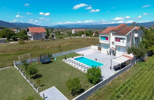 Trilj House | 372 m² Maisonette ∙ 7 bedrooms ∙ 16 guests