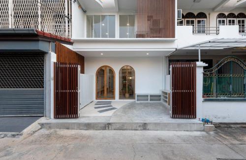 Chong Nonsi House | 3789 Elevator Villa
