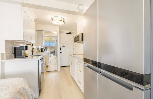 Waikiki Condo | 37th Floor Elegant Ocean View Waikiki Studio| King Bed