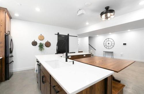 Niles House | 38-Acres of Luxury: 9BR, Indoor Pool, Gym, Near ND