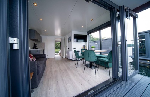 Middelaar Boat Rental | 38 m² Houseboat ∙ 2 bedrooms ∙ 4 guests