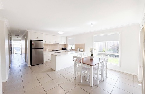 Boorooma House | 38 Messenger Ave, Boorooma