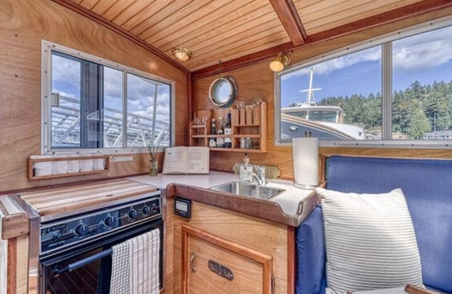 Gig Harbor Boat Rental | 38' Yacht equipped with luxury and kayaks!nn