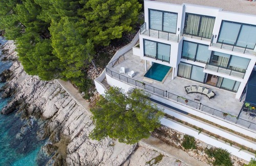 Drvenik Villa | 380 m² Villa ∙ 6 bedrooms ∙ 14 guests