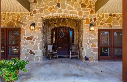 Ingram House | 3800 square foot house on 40 acres. Very private