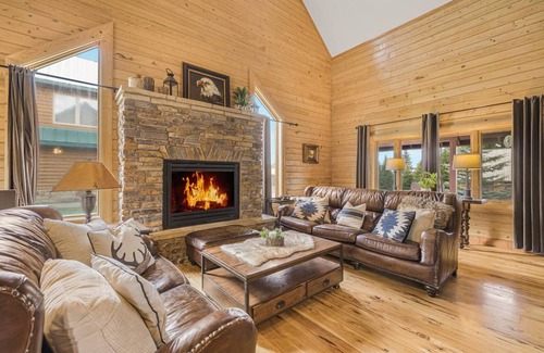 Island Park Cabin | 383 m² Cabin ∙ 5 bedrooms ∙ 18 guests