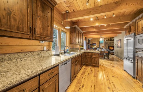 Island Park Cabin | 383 m² Cabin ∙ 5 bedrooms ∙ 18 guests