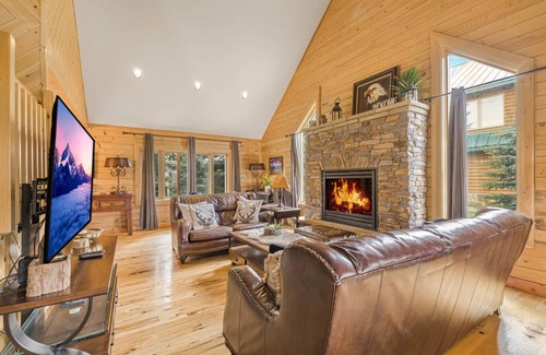 Island Park Cabin | 383 m² Cabin ∙ 5 bedrooms ∙ 18 guests