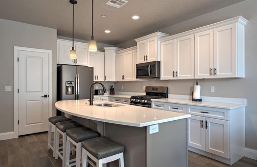 Hurricane House | 384 Zion Village Resort 7 Bedroom/5 bathroom Family Retreat w/private Jacuzzi
