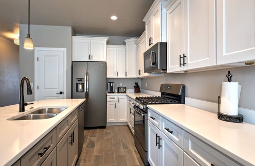 Hurricane House | 384 Zion Village Resort 7 Bedroom/5 bathroom Family Retreat w/private Jacuzzi