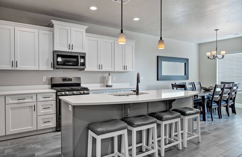 Hurricane House | 384 Zion Village Resort 7 Bedroom/5 bathroom Family Retreat w/private Jacuzzi