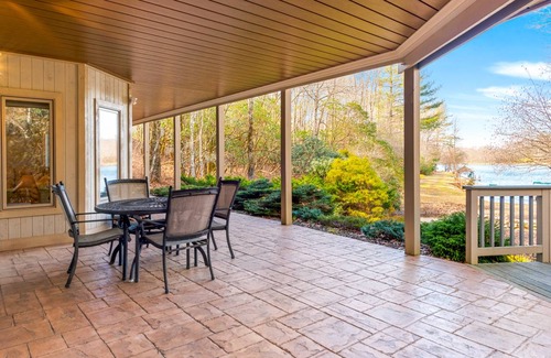 Brevard House | 386 m² House ∙ 5 bedrooms ∙ 12 guests