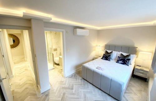Knightsbridge Apartment | 39 steps to Harrods 2 Beds with AC