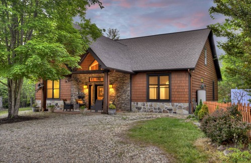 Mineral Bluff Cabin | 390 m² Cabin ∙ 4 bedrooms ∙ 14 guests
