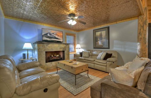 Mineral Bluff Cabin | 390 m² Cabin ∙ 4 bedrooms ∙ 14 guests