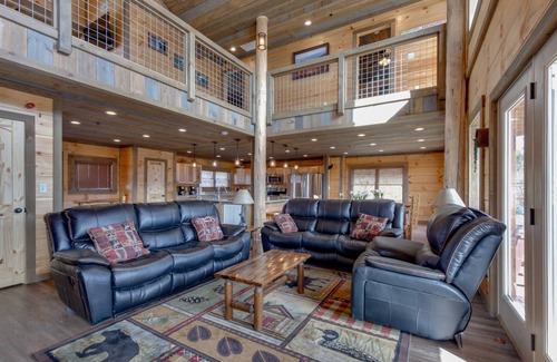 Gatlinburg - Pigeon Forge Cabin | 391 m² Cabin ∙ 7 bedrooms ∙ 20 guests