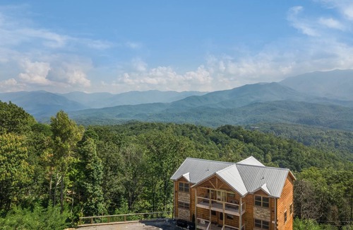 Gatlinburg - Pigeon Forge Cabin | 391 m² Cabin ∙ 7 bedrooms ∙ 20 guests