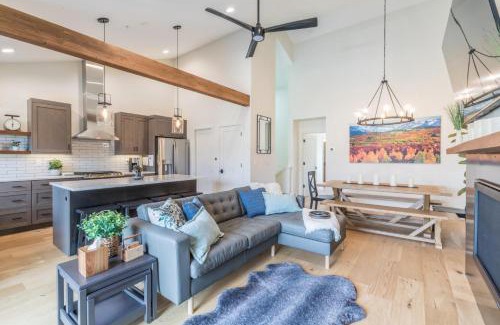 Ridgway House | 396 N Lena Street