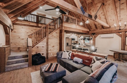 Warnick Cabin | 39GS - Hot Tub - Wi-Fi - Pets OK by RedAwning
