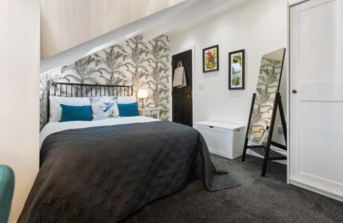Roundhay Apartment | 3a Roman View, beautifully appointed apartment in Roundhay, sleeps up to 6, bedrooms with en suite bathrooms, EV charging