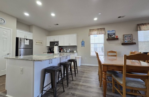 Carolina Forest Condo | 3b 2ba River Oaks Getaway with Pool Hot tub