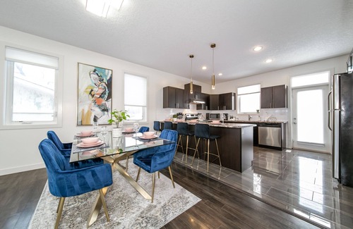 Jasper Place House | ★3B Executive Home★All King Beds✔Fireplace✔Garage