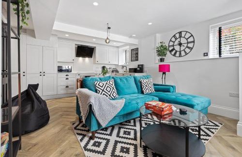 Roundhay Apartment | 3b Roman View, Beautifully appointed, apartment with 2 en-suite bedrooms in great Roundhay location, Netflix, off street parking & EV charging