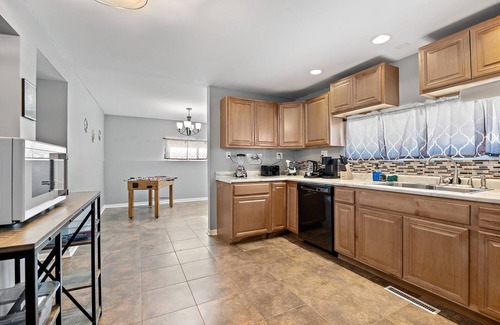Boulder Hill House | 3bd/1.5bath entire home/Game room/Office/extended stays/FREE Wifi & Parking