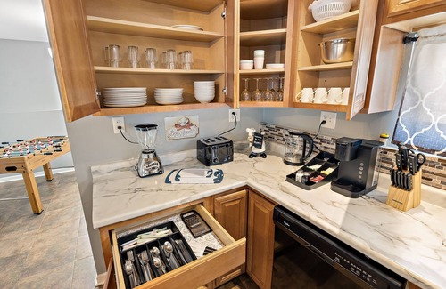 Boulder Hill House | 3bd/1.5bath entire home/Game room/Office/extended stays/FREE Wifi & Parking