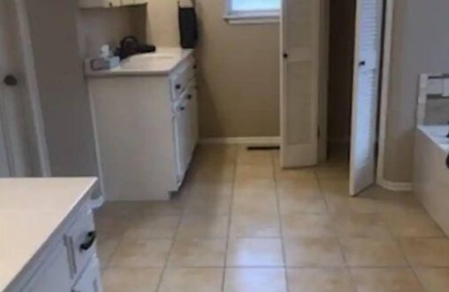 Oklahoma City House | 3BD 2Bath Sleep 8 Tornado shelter Whole home Safe Area