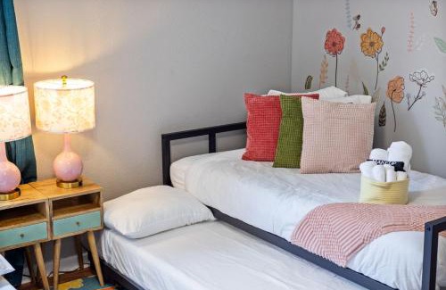 South Side Flats House | 3bd - BBQ & Hot Tub - Centrally Located