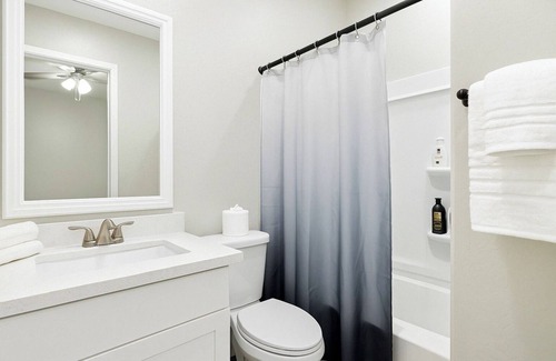 Glendale Apartment | 3BD | Free Parking | 75" Smart TV | 2BR | 2Bath