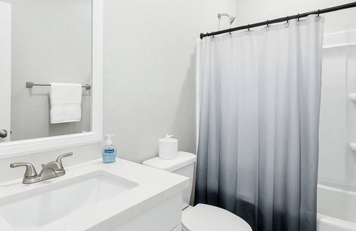 Glendale Apartment | 3BD | Free Parking | 75" Smart TV | 2BR | 2Bath