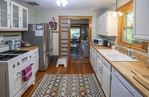 East Central House | 3BD HOME Downtown SLC - KOI POND - HOT TUB- SAUNA- high speed wifi