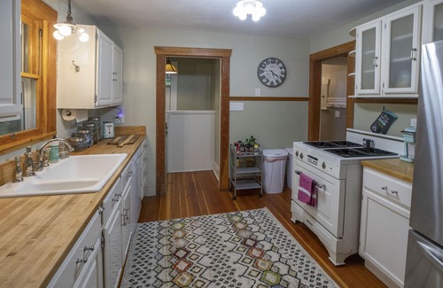 East Central House | 3BD HOME Downtown SLC - KOI POND - HOT TUB- SAUNA- high speed wifi