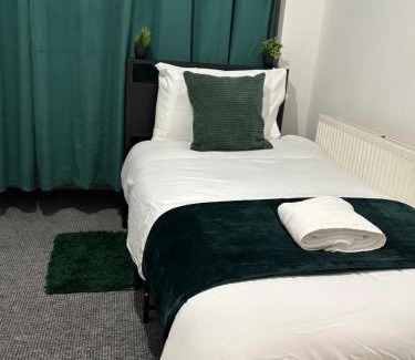 Oadby House | 3bd in leicester near M1 - city - contractors