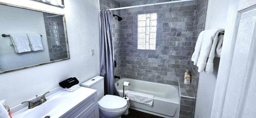 Page House | 3Bd, King, Brkfst, Large TVs, WD, Sleeps 11, BBQ