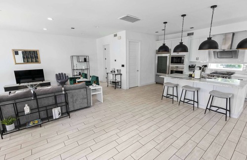 Greenway Plaza-Upper Kirby House | 3BD Montrose Luxe Home Near Med Center