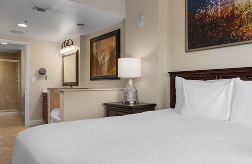 Bay Lake Resort | 3BD/Orlando Near Disney - 5 Pools, Game Room, Café and Restaurant On-Site!
